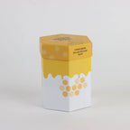 Gesloten zeshoekige cadeaudoos met honingraatpatroon en Winnie the Pooh logo