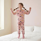 Hello Kitty fleece pyjama gedragen in de slaapkamer