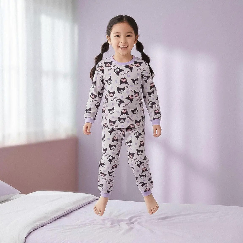 Kuromi pyjama gedragen in de slaapkamer
