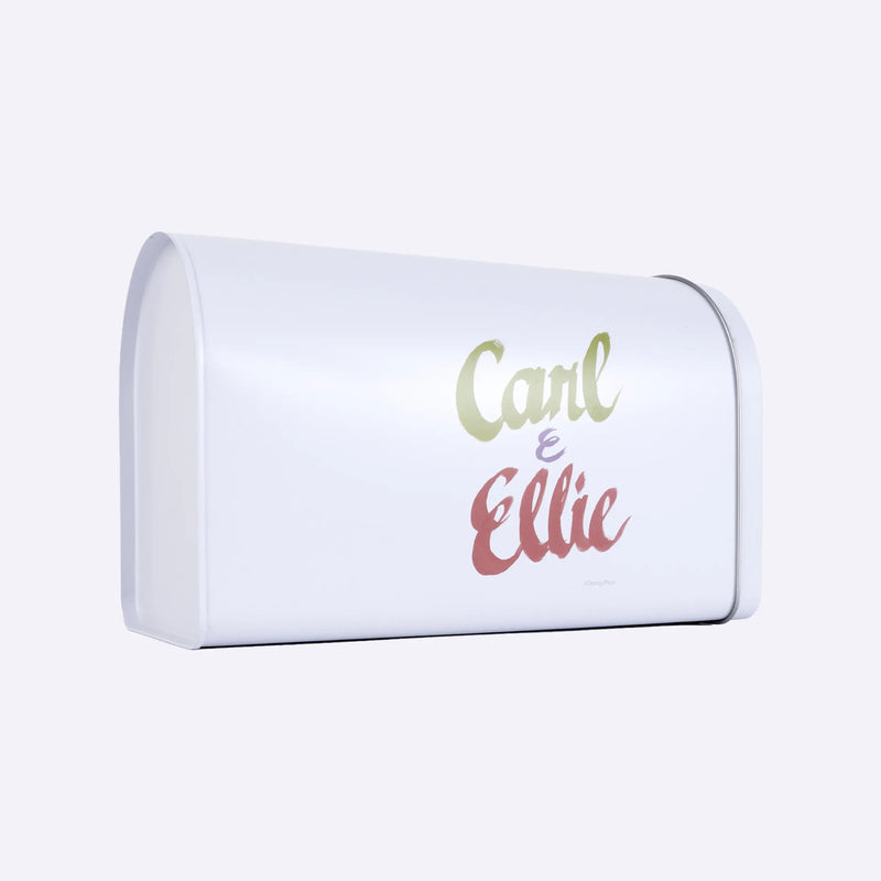 Zijaanzicht van de Carl en Ellie brievenbus