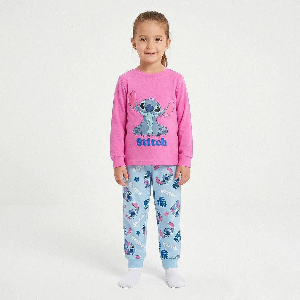 Meisje draagt de Stitch pyjama, vooraanzicht