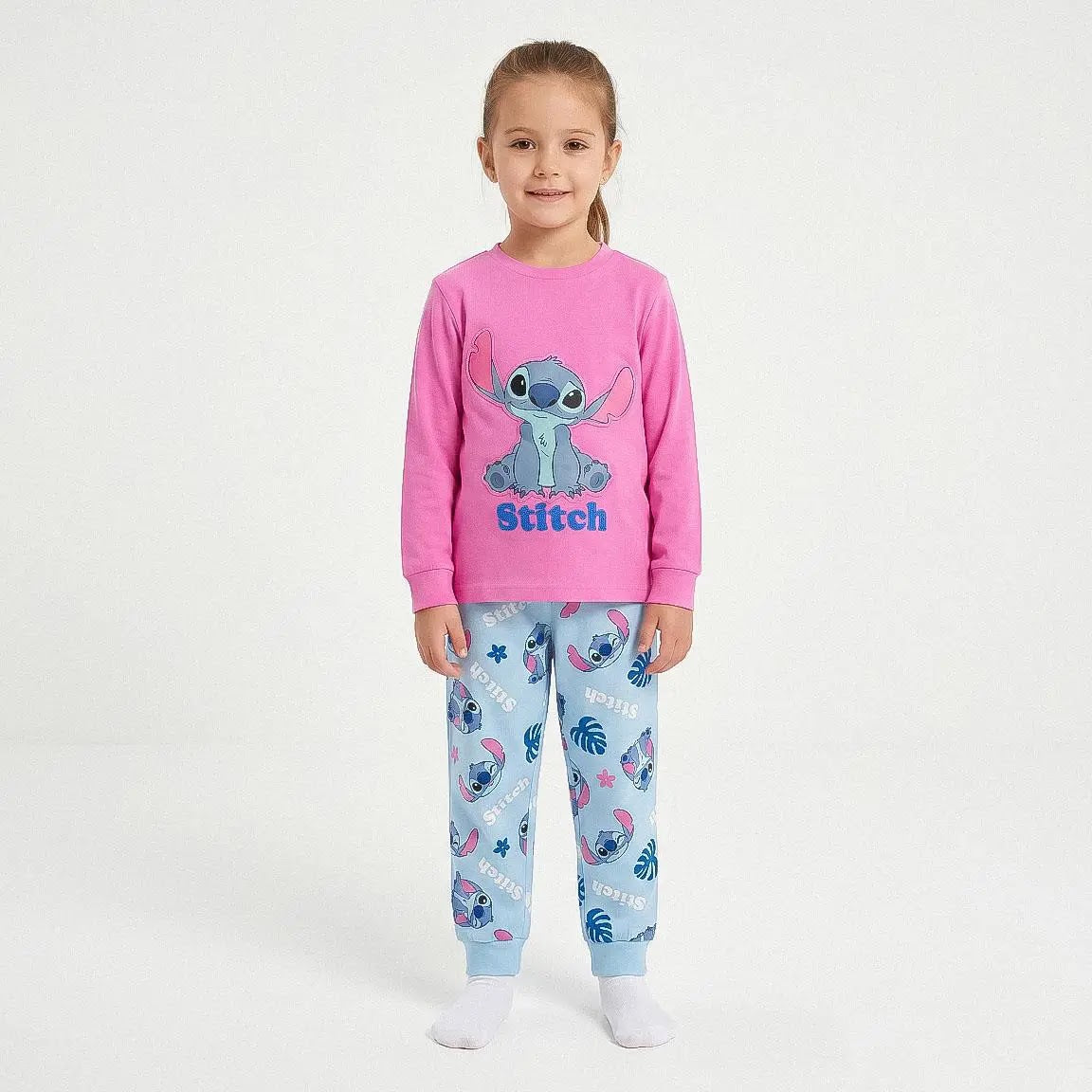 Meisje draagt de Stitch pyjama, vooraanzicht