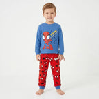 Jongen draagt de Spidey pyjama, vooraanzicht