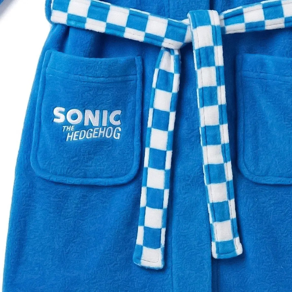 Detail zak met Sonic the Hedgehog logo en geblokte ceintuur