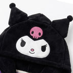 Detail capuchon met Kuromi gezicht en roze doodshoofdje