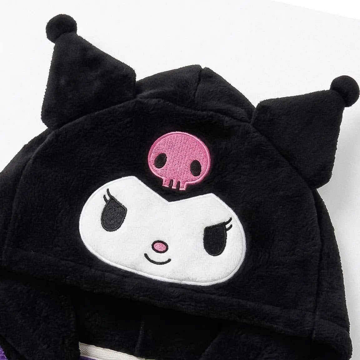 Detail capuchon met Kuromi gezicht en roze doodshoofdje
