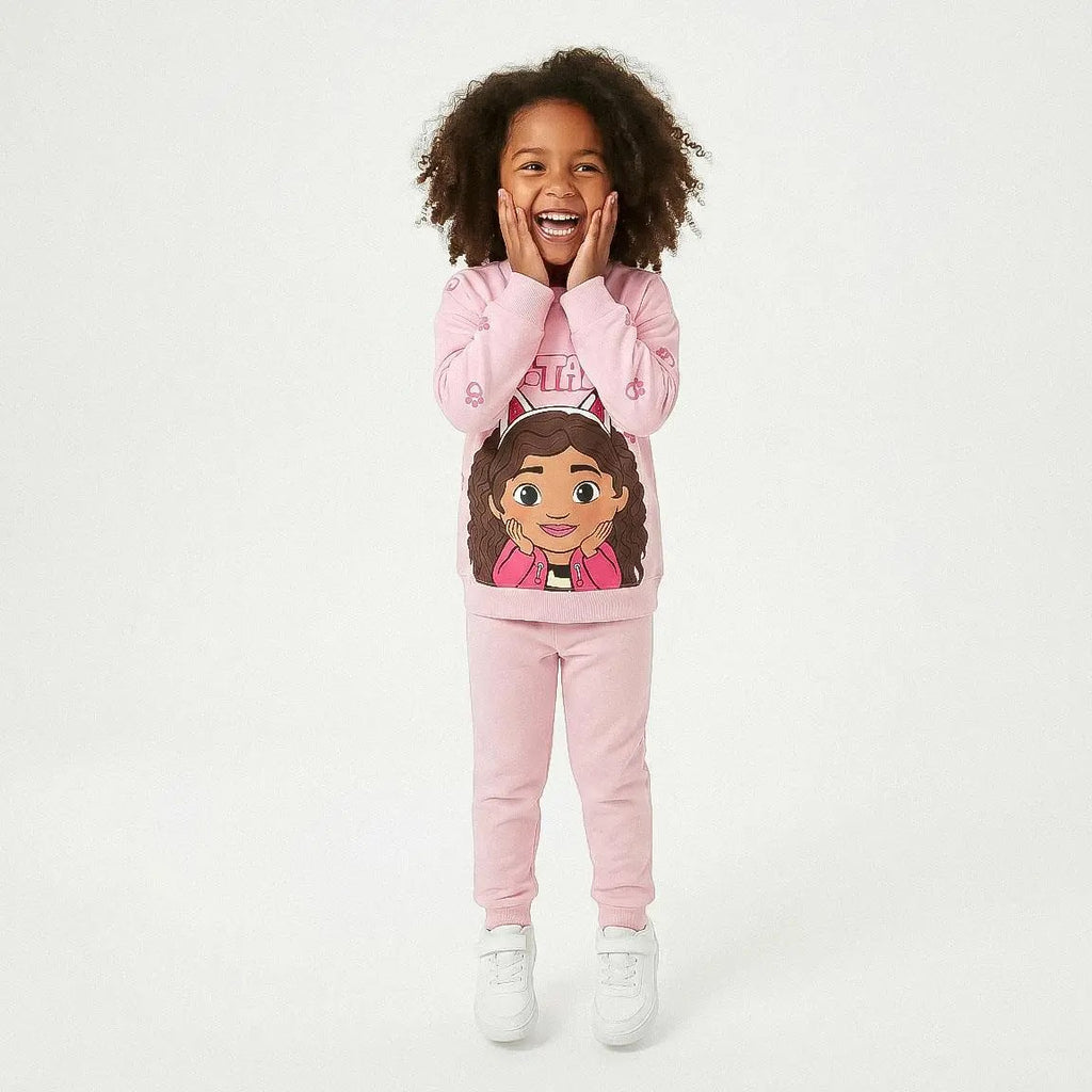 Meisje draagt de roze Gabby's Poppenhuis sweater, vooraanzicht