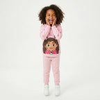 Meisje draagt de roze Gabby's Poppenhuis sweater, vooraanzicht