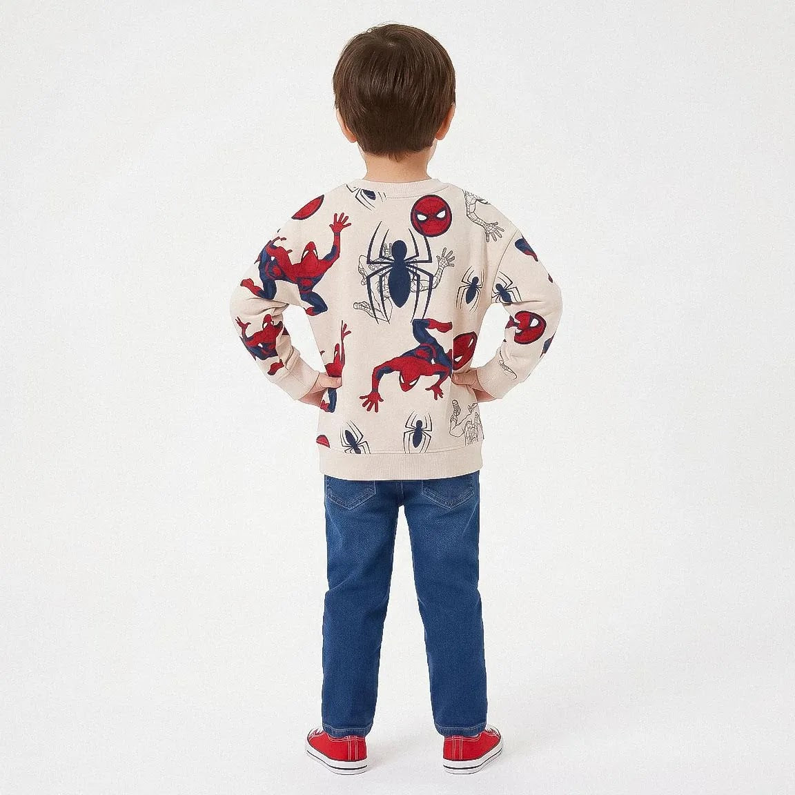 Jongen in Spiderman trui van achteren gezien