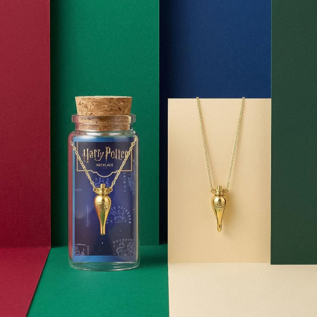 ketting en glazen flesje op gekleurde achtergrond