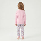 Meisje in Hello Kitty pyjama van achteren gezien