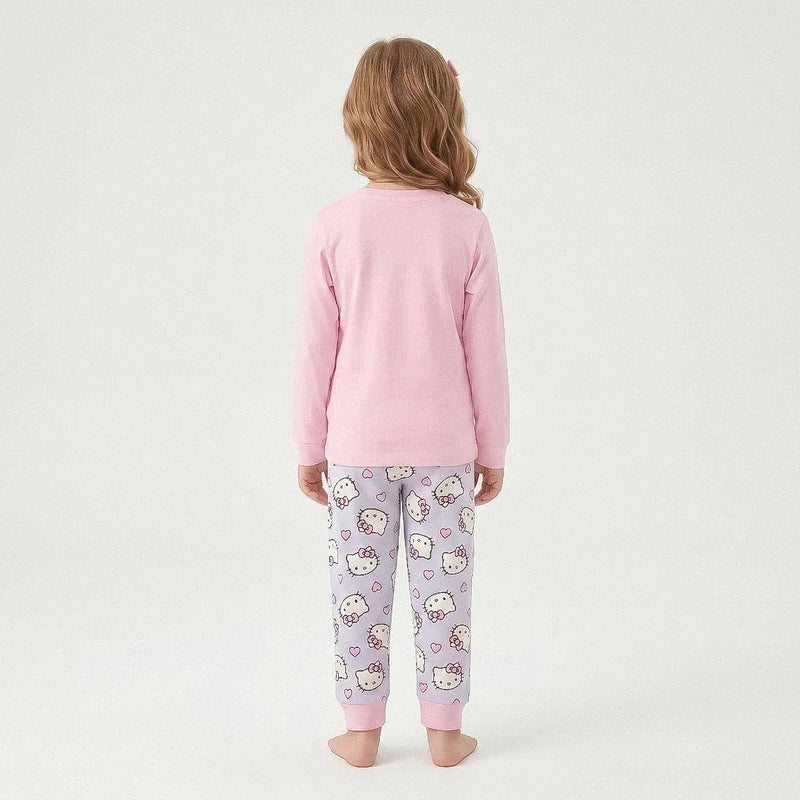 Meisje in Hello Kitty pyjama van achteren gezien