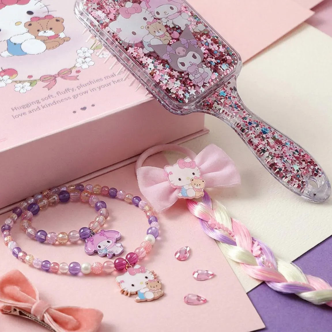 Hello Kitty haarborstel en sieraden uitgestald