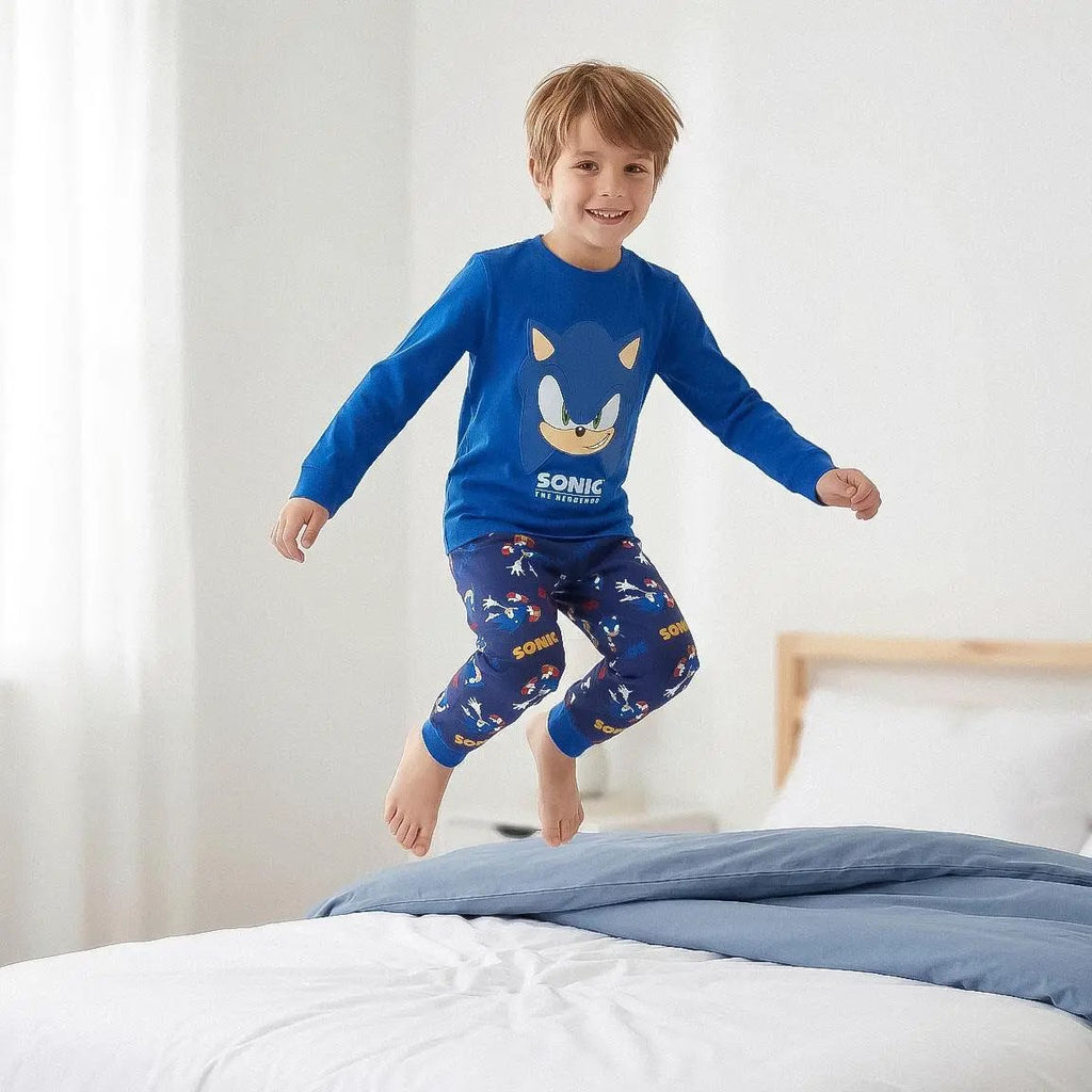 Sonic pyjama gedragen in de slaapkamer