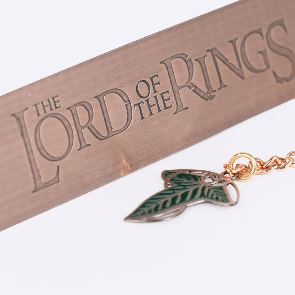 Detail bladwijzer met Lord of the Rings logo en groen blaadje