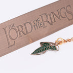 Detail bladwijzer met Lord of the Rings logo en groen blaadje