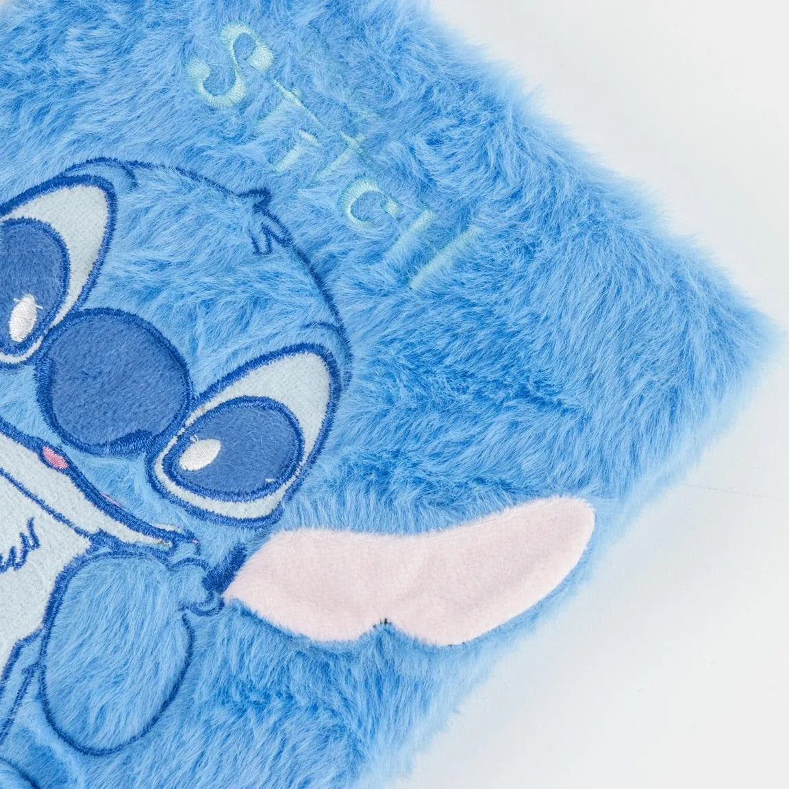 Disney Stitch fluffy dagboek detail pluche cover