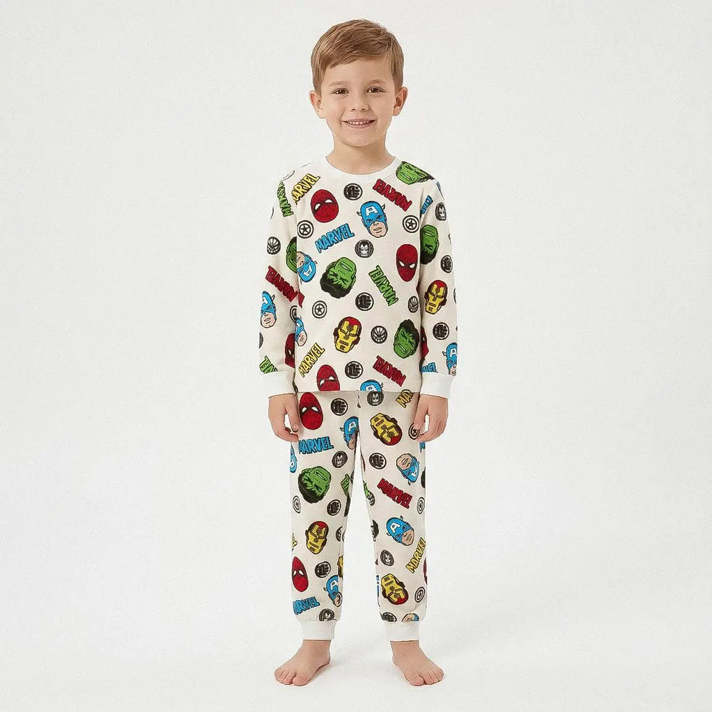 Jongen draagt de Avengers pyjama, vooraanzicht