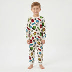 Jongen draagt de Avengers pyjama, vooraanzicht