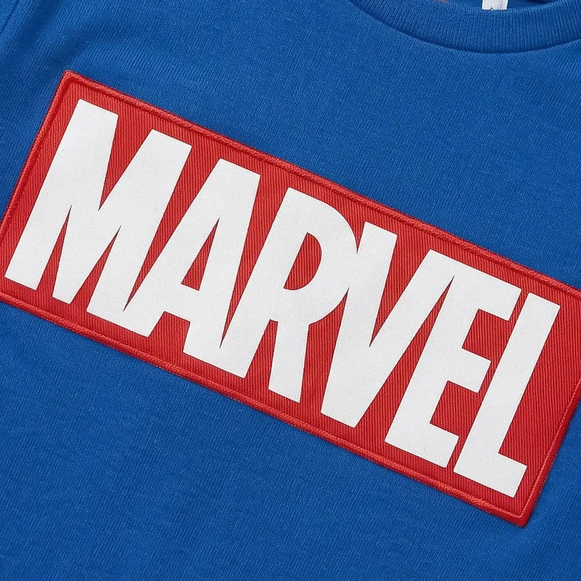 Detail rood-wit Marvel logo op het shirt