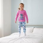 Meisje op bed in de roze met lichtblauwe Stitch pyjama
