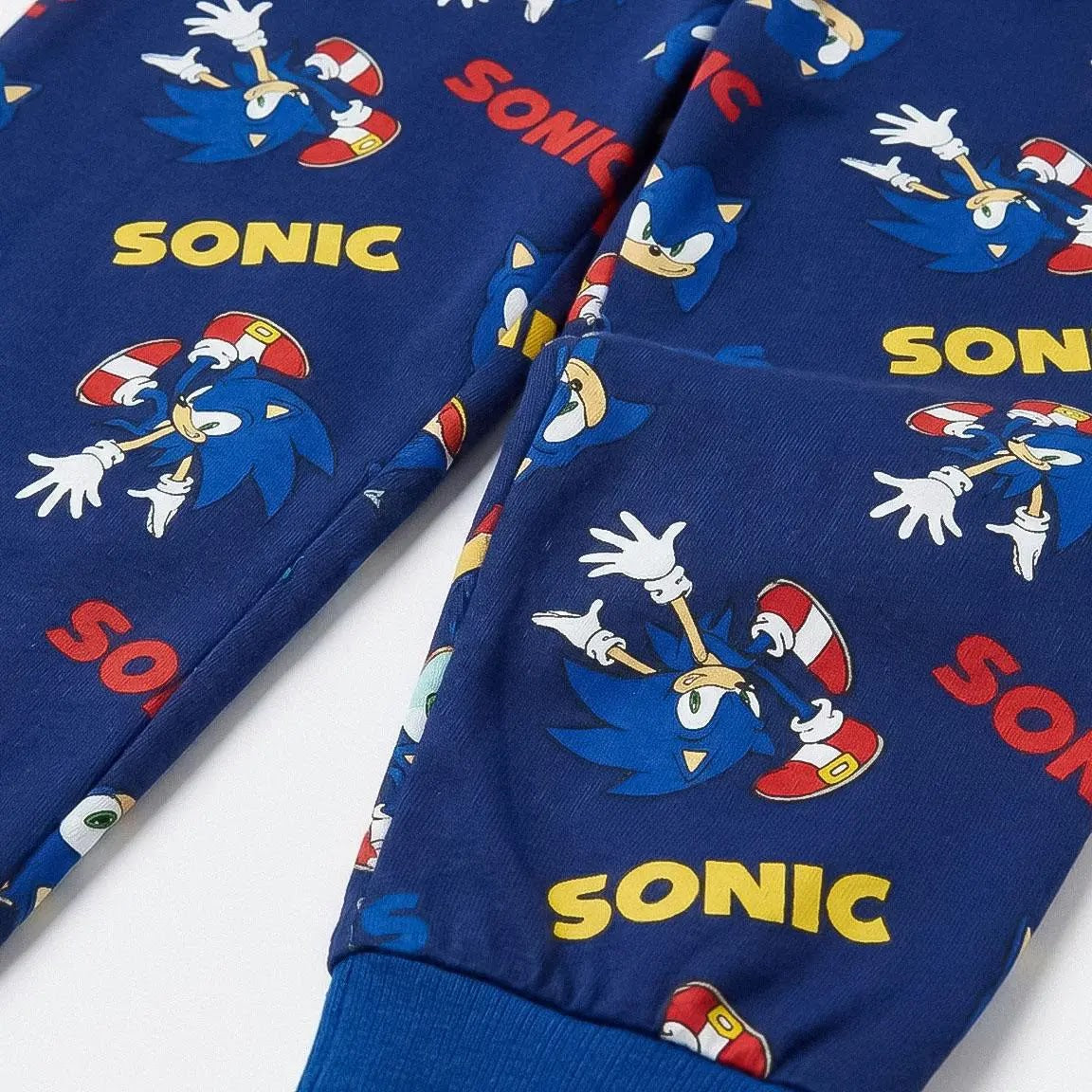 Detail broekprint met Sonic figuurtjes