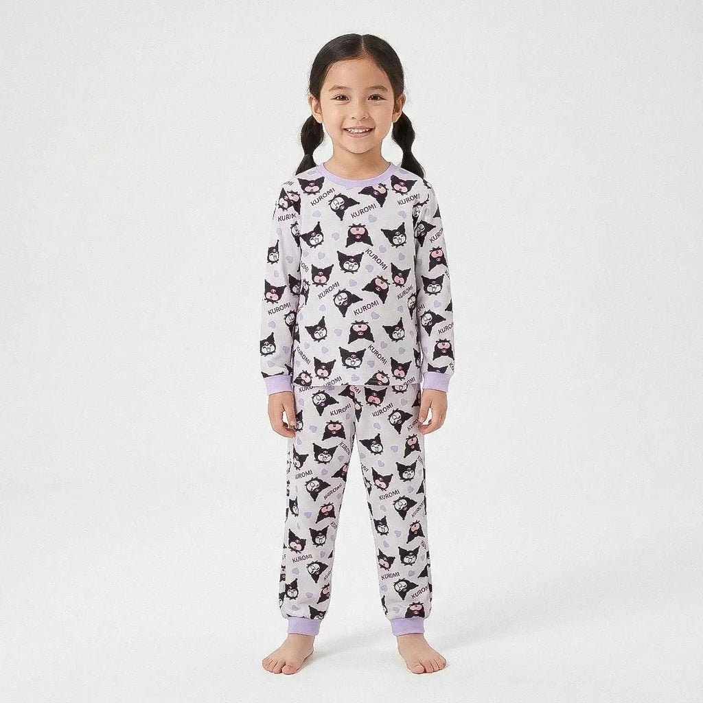Meisje in Kuromi pyjama vooraanzicht