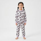 Meisje in Kuromi pyjama vooraanzicht