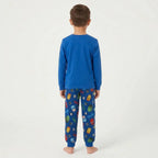 Jongen in Avengers pyjama achterkant