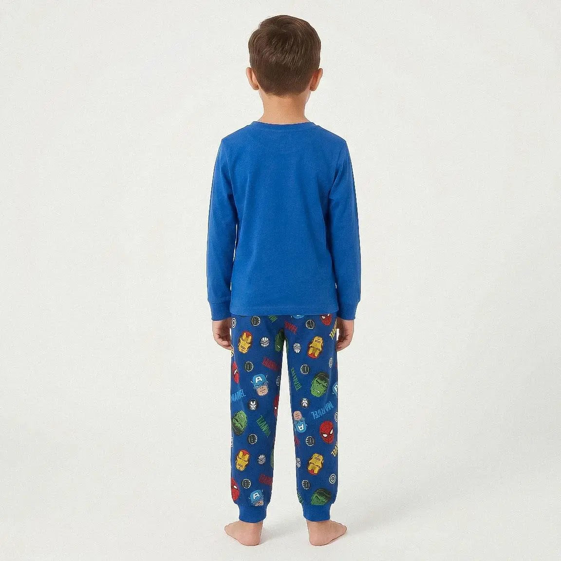 Jongen in Avengers pyjama achterkant