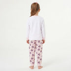 Meisje in Minnie pyjama van achteren gezien