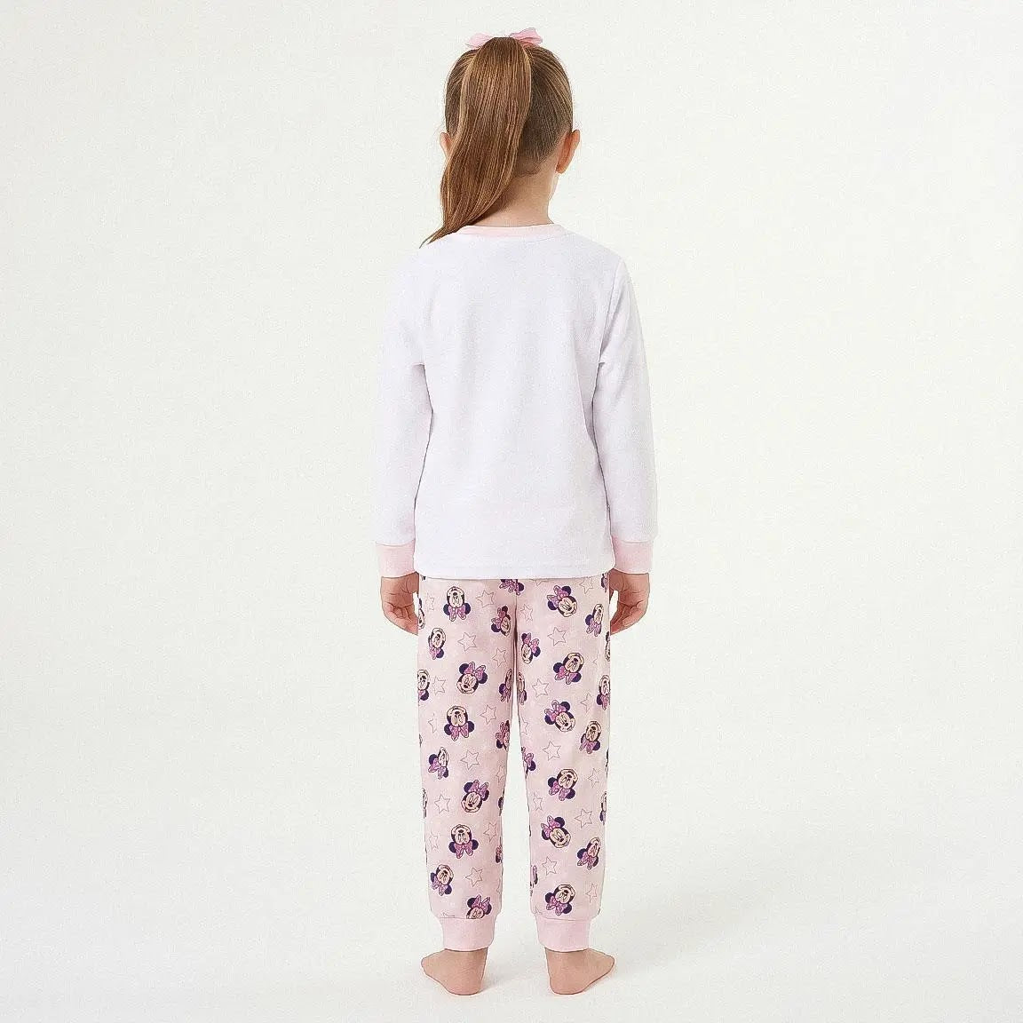Meisje in Minnie pyjama van achteren gezien