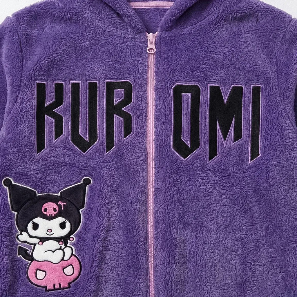 Detail KUROMI letters, roze rits en Kuromi afbeelding op de borst