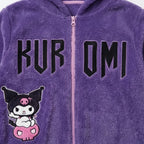 Detail KUROMI letters, roze rits en Kuromi afbeelding op de borst