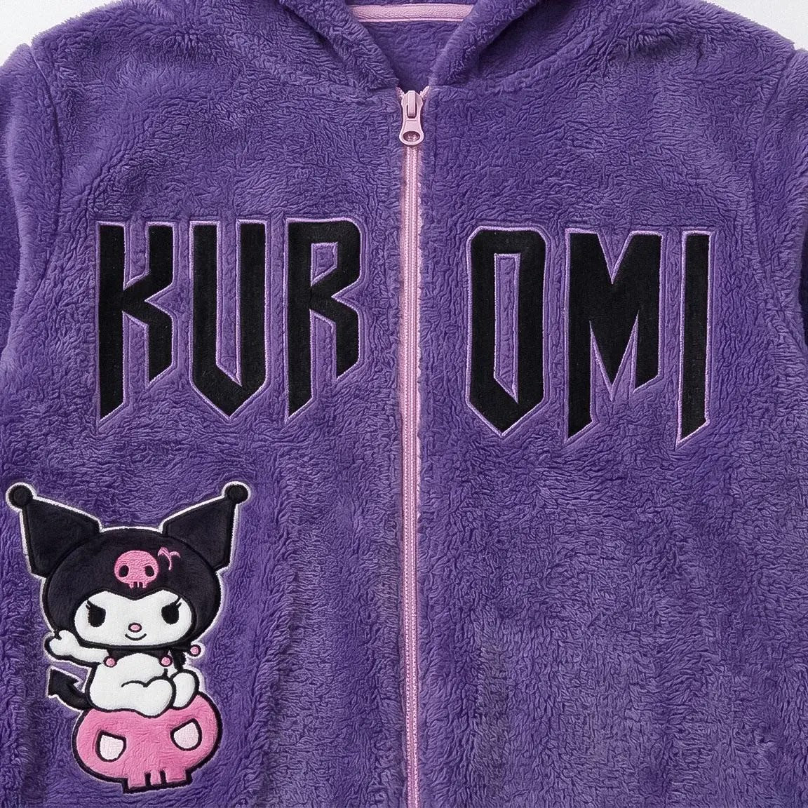 Detail KUROMI letters, roze rits en Kuromi afbeelding op de borst