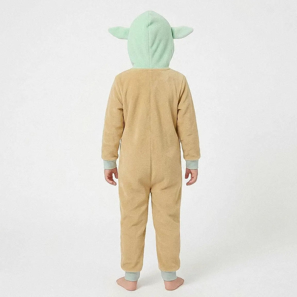Kind in Grogu onesie gezien van achteren