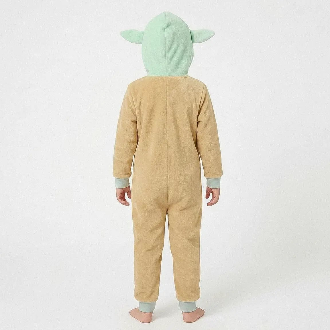 Kind in Grogu onesie gezien van achteren