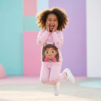 Springend meisje in de lichtroze Gabby sweater