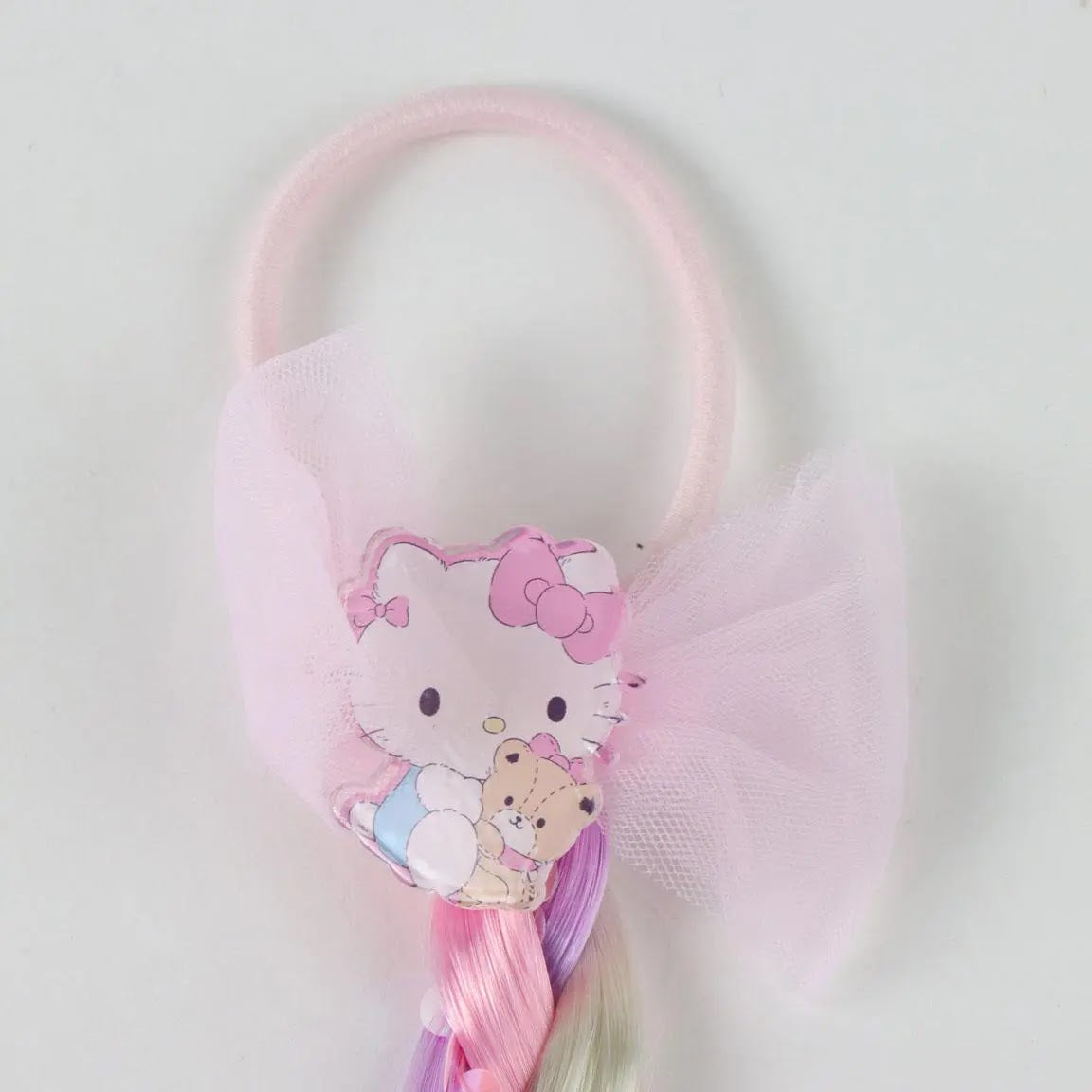 Detail haarelastiek met Hello Kitty en roze tule