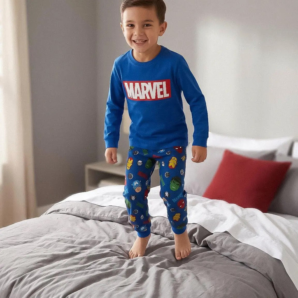 Marvel pyjama gedragen in de slaapkamer