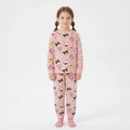 Meisje in Hello Kitty fleece pyjama vooraanzicht