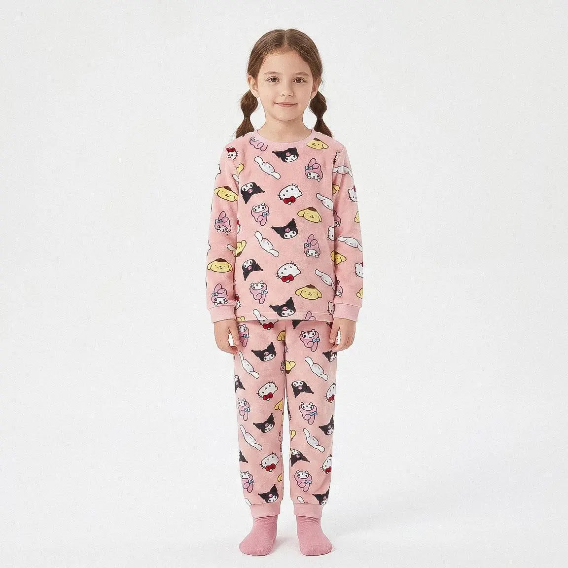 Meisje in Hello Kitty fleece pyjama vooraanzicht