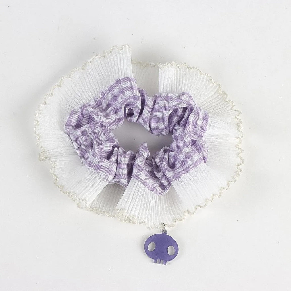 scrunchie met ruitjes, witte geplooide rand en Kuromi hangertje