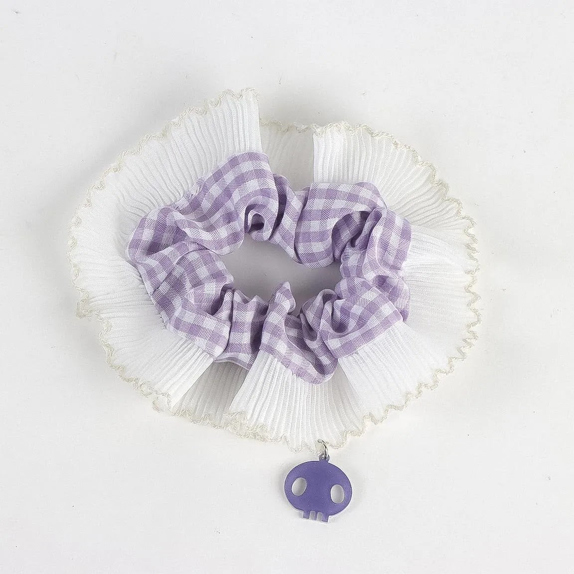 scrunchie met ruitjes, witte geplooide rand en Kuromi hangertje