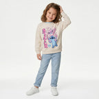 Meisje in Stitch en Angel sweater vooraanzicht