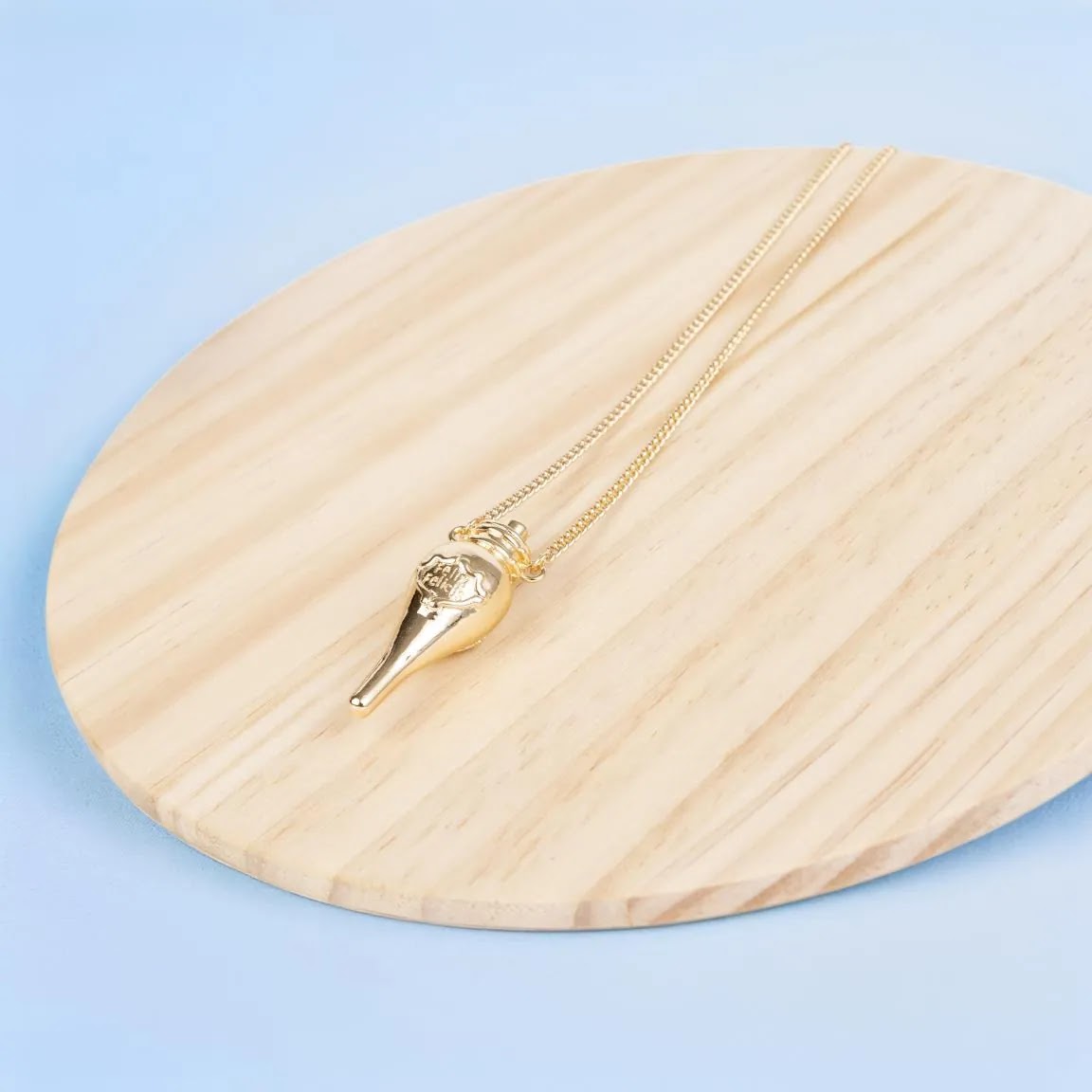 Felix Felicis ketting liggend op hout