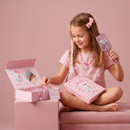 Meisje met Hello Kitty strikje en ketting borstelt haar haar