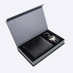 Portemonnee en sleutelhanger in de geopende cadeaudoos