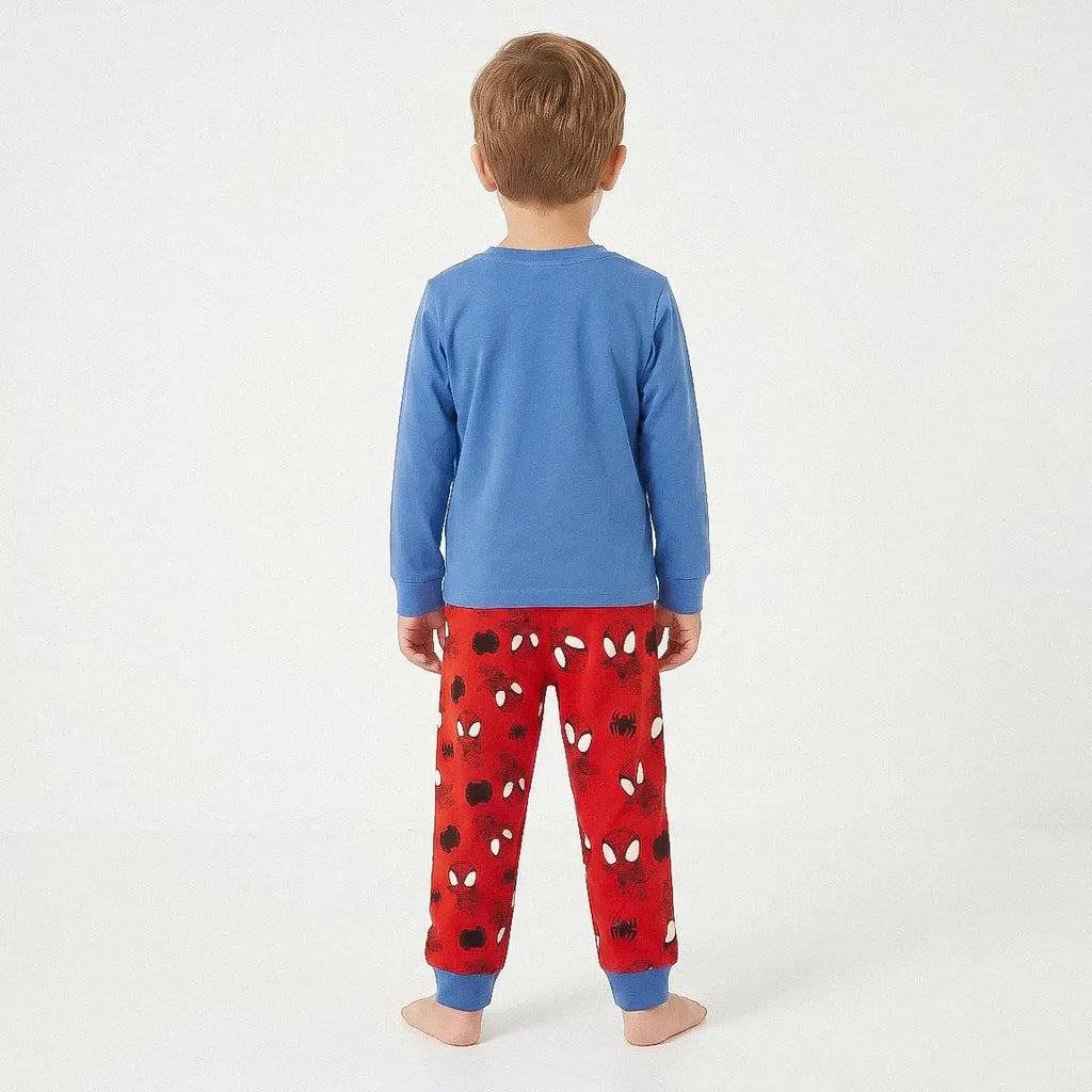 Jongen in Spidey pyjama gezien van achteren