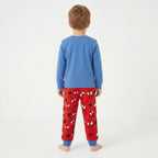 Jongen in Spidey pyjama gezien van achteren